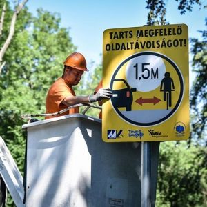 FOTÓK: Így néz ki az a bizonyos 1,5 m távolságra figyelmeztető új tábla