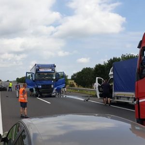 FOTÓK: Átszakította a szalagkorlátot, majd összeütközött egy személyautóval egy teherautós az M3-ason