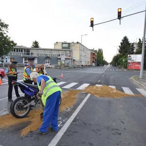 A jelzőlámpára figyelt, nem az útra. Ezért nem vette észre a lámpánál álló motorost