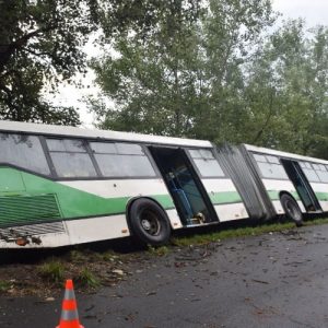 FOTÓK: Elkötött egy csuklós buszt egy 19 éves férfi, majd az árokban kötött ki a járművel