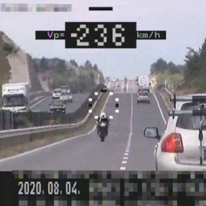 Azt mondta a rendőröknek, szerinte biztonságosan közlekedett – 236 km/h-val mérték be a motorost