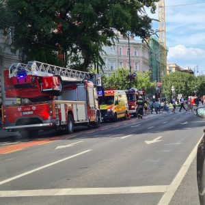 Kigyulladt egy ház tetőszerkezete az Oktogonnál