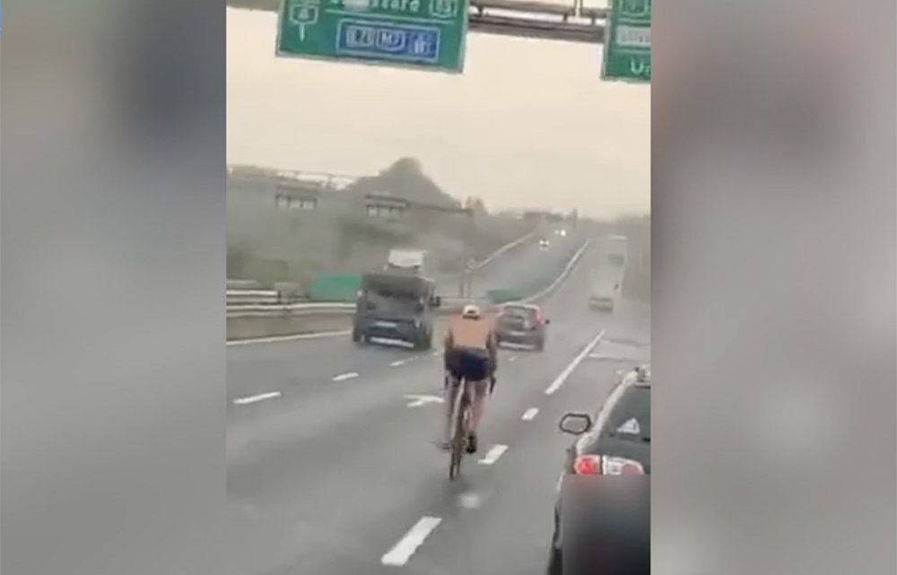 VIDEÓ: Bringás Chuck Norrist örökítettek meg tegnap délután a 8-as főúton, az M7-es felé haladva VIDEÓ: Bringás Chuck Norrist örökítettek meg tegnap délután a 8-as főúton, az M7-es felé haladva