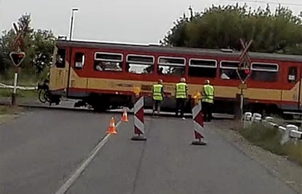 VIDEÓ: Igaz, már a piroson, de ment volna át a vasúti átjárón a teherautó, ám nem fért el VIDEÓ: Igaz, már a piroson, de ment volna át a vasúti átjárón a teherautó, ám nem fért el