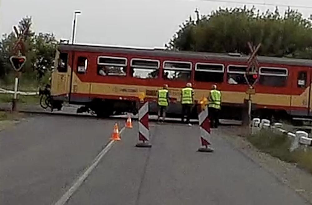 VIDEÓ: Igaz, már a piroson, de ment volna át a vasúti átjárón a teherautó, ám nem fért el