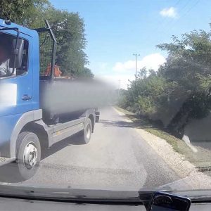 VIDEÓ: Amikor azt hiszed, hogy már mindenki megelőzte a munkagépet, akkor jön Ő…