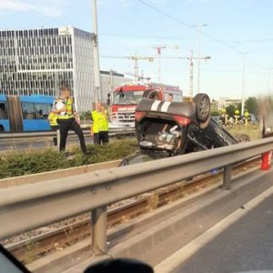 Káosz a Rákóczi hídnál. Felborult egy autó