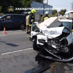 VIDEÓ: Két autó ütközött délután a Ferihegyi gyorsforgalmi úton – Így szabadították ki a sérültet