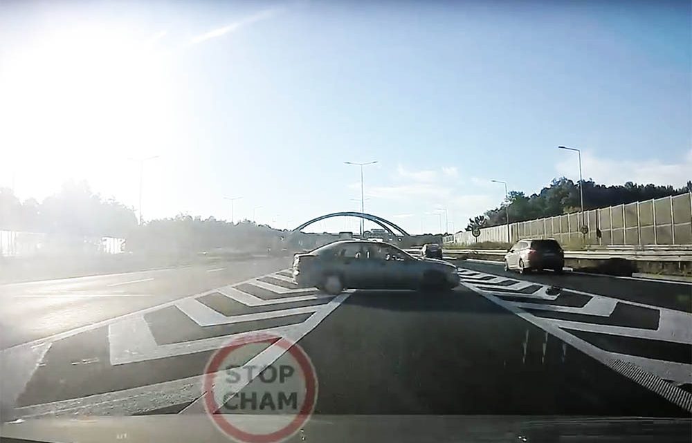 VIDEÓ: A sztrádán kapott infarktust a sofőr, az utasa sem tudott reagálni. Hatalmas ütközéssorozat lett a vége VIDEÓ: A sztrádán kapott infarktust a sofőr, az utasa sem tudott reagálni. Hatalmas ütközéssorozat lett a vége