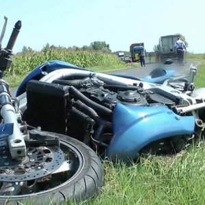 VIDEÓ: Áthajtott a kamion a motoroson, aki egy előzés után csapódott annak frontálisan