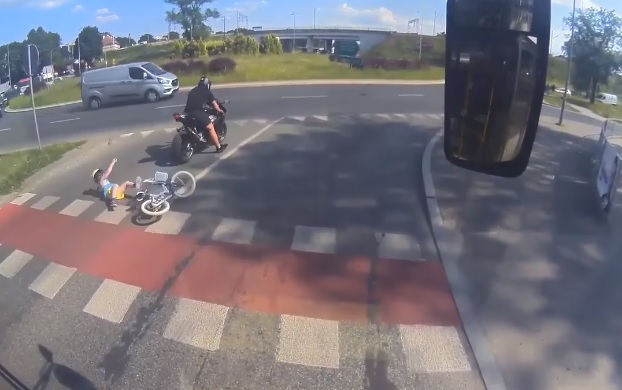 VIDEÓ: Gyalogátkelőnél sodorta el a kerékpározó kislányt a figyelmetlen motoros