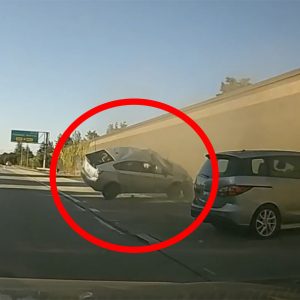 VIDEÓ: Kétszer pördült meg a levegőben a Prius, amire szándékosan ráhúzták a kormányt