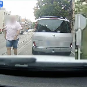 VIDEÓ: Balhé lett, mert elszabta a sávot a Renault sofőrje.  Sokat segít ilyenkor egy „Elnézést!”