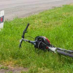 A felfüggesztett börtönbüntetése alatt nyugtatóra ivott, majd elgázolta a biciklist, akit sorsára hagyott