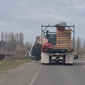 VIDEÓ: Semmi nem tűnt fel a sofőrnek a rakománnyal kapcsolatban, aztán „jött a híd”…