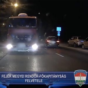 Videón, ahogy forgalommal szemben haladó teherautót fognak a székesfehérvári rendőrök