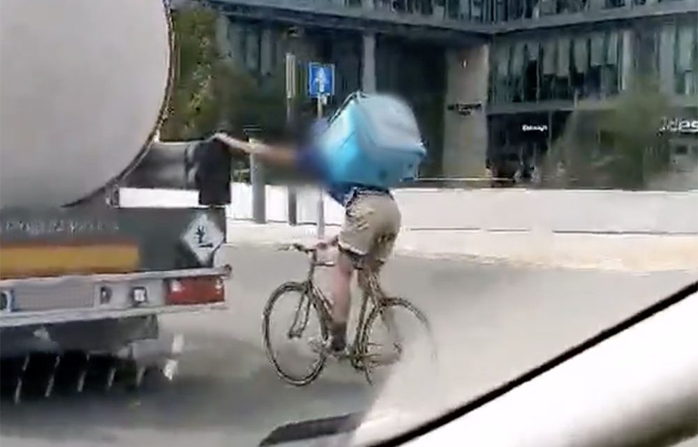 VIDEÓ: Tartálykocsiba kapaszkodva száguldott a Váci úton a bringás VIDEÓ: Tartálykocsiba kapaszkodva száguldott a Váci úton a bringás
