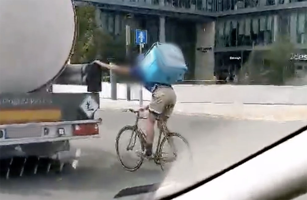 VIDEÓ: Tartálykocsiba kapaszkodva száguldott a Váci úton a bringás