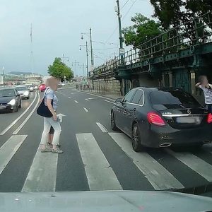 VIDEÓ: Elugrott a Mercedes elől a rakparton egy gyalogos. A sofőr tudomást sem vett a gyalogátkelőről