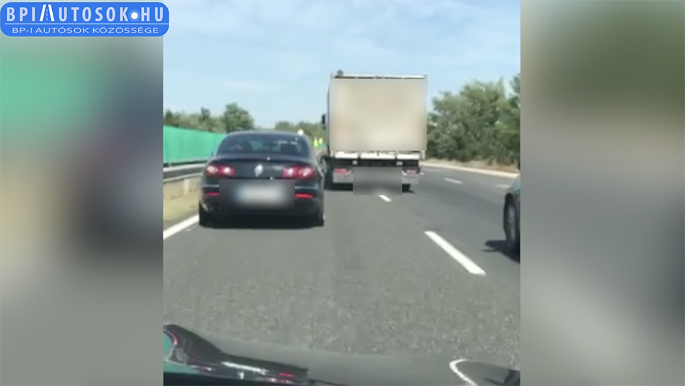 VIDEÓ: Középen haladt, nem engedte a teherautós alkalmazni a cipzár-elvet