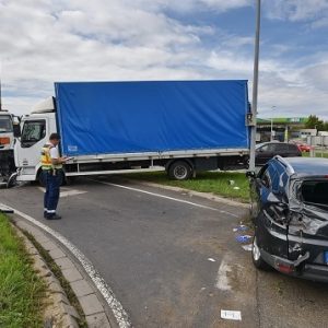 FOTÓK: Fékezés nélkül robogott a teherautós a körforgalomba – mindent letarolt, ami az útjába akadt