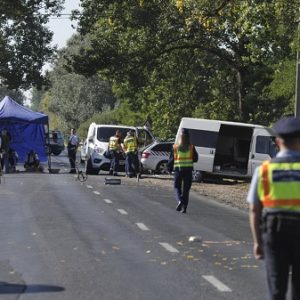 Hat embert elgázolt egy kisbuszos, miután buszmegállóba csapódott – Két ember, köztük egy gyermek életét vesztette