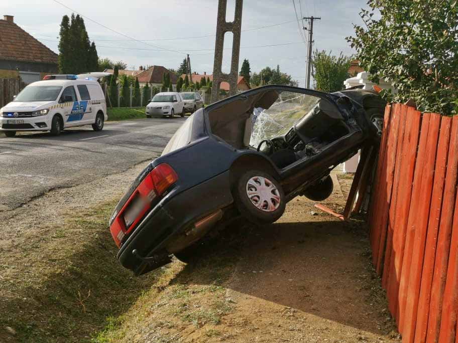 Fotók: A házaspár a kertben kávézott, amikor egy Suzuki csapódott a kerítésüknek Egervölgyön