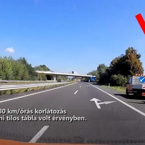 VIDEÓ: Semmibe vette egy terepjárós a munkaterületre figyelmeztető korlátozásokat az M7-es autópályán