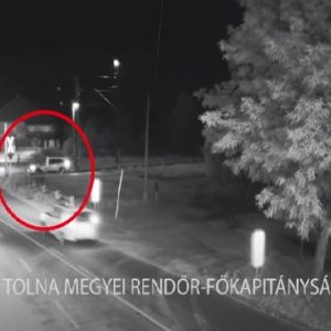 VIDEÓ: Letörte a sorompót és a sínekre hajtott, mikor jött a vonat – Nem sokon múlott a tragédia, de tudta tetőzni a sofőr a bajt