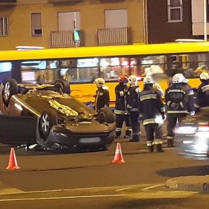 Fotók: Két jármű ütközött, az egyik felborult a Boráros téren