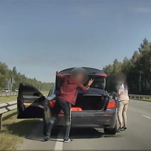 VIDEÓ: Belső sávban „tankolták” a BMW-t. Jött a rendőr. Hatalmas üldözés lett belőle