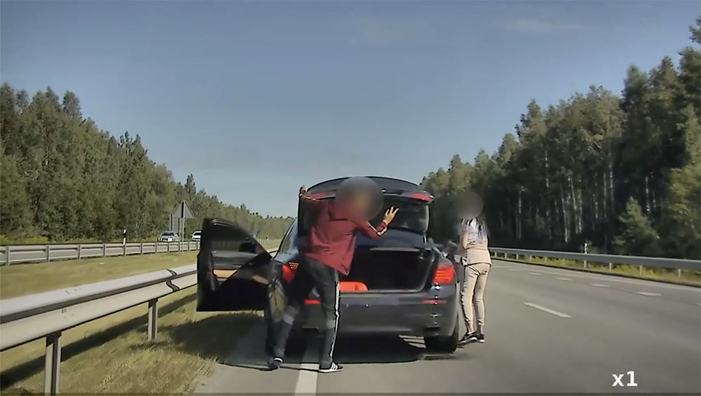 VIDEÓ: Belső sávban “tankolták” a BMW-t. Jött a rendőr. Hatalmas üldözés lett belőle