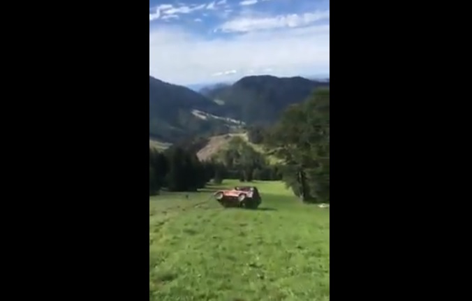 Videón, ahogy megállíthatatlanul gurul le a domboldalon a hegyimentők autója a Kis-Fátrában