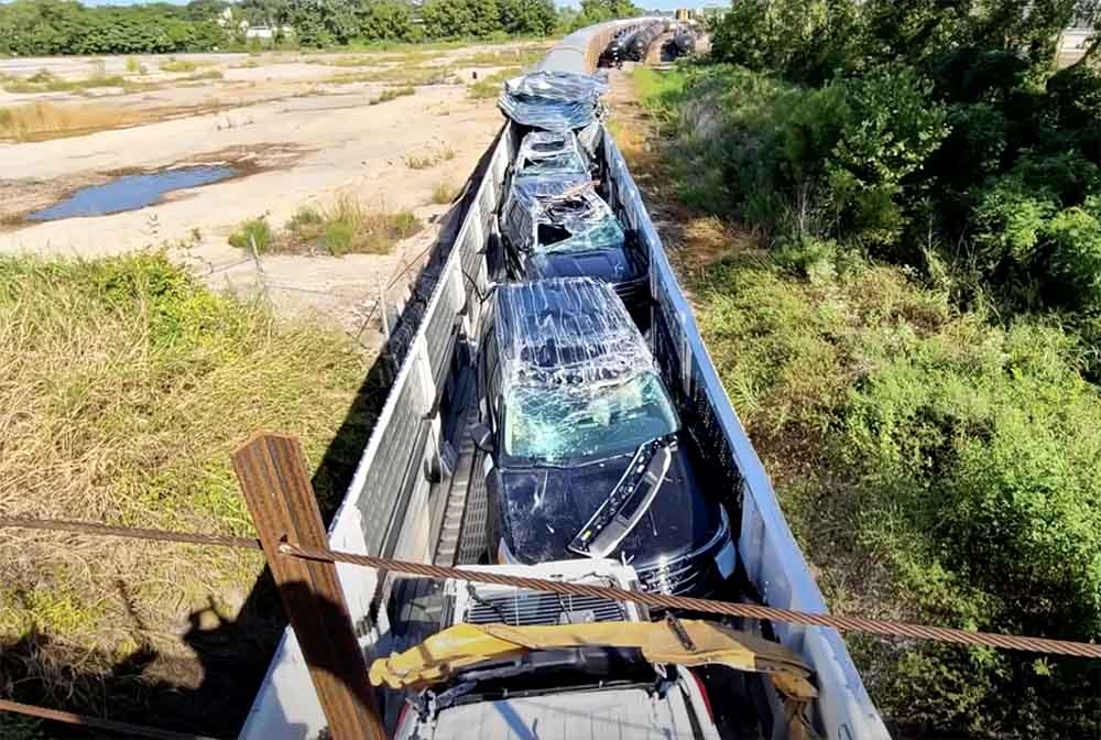 VIDEÓ: Ledarálta az autószállító vonat tetejét a vasúti híd, kb. 2 millió dolláros kárt okozva