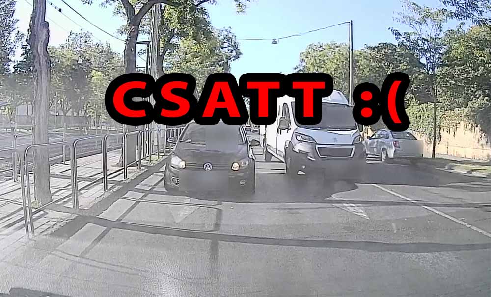 VIDEÓ: Így törték össze elöl-hátul olvasónk autóját a Fiumei úton