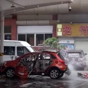 VIDEÓ: Ekkora pusztítást tud okozni, ha felrobban egy elektromos autó akksija