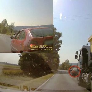 VIDEÓ: A teherautót előzte, a Renault kijött elé. Hatalmas balesetet úsztak meg a felek