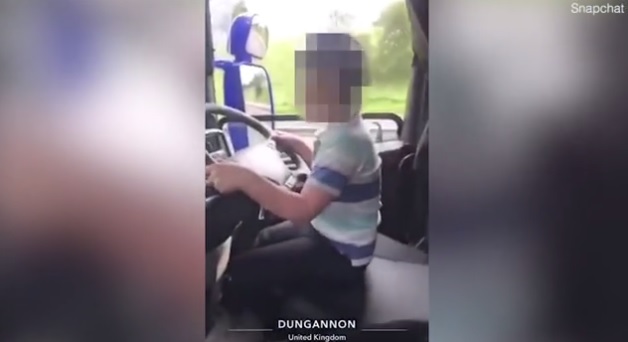 VIDEÓ: Kisgyereknek adta át a teherautó volánját egy férfi Anglia egyik autópályáján