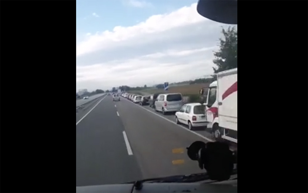 VIDEÓ: Tudtán kívül szívatta meg a meg a kamionos a többi járművezetőt