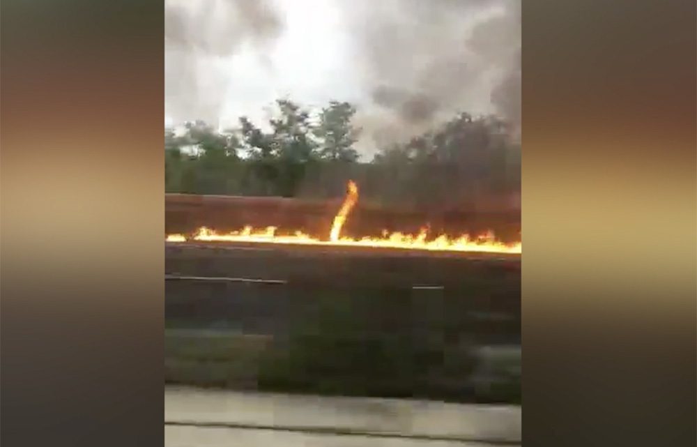 VIDEÓ: Lángcsóvát húzva maga után gyulladt ki egy kisteherautó az M3-ason Bagnál VIDEÓ: Lángcsóvát húzva maga után gyulladt ki egy kisteherautó az M3-ason Bagnál