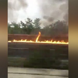 VIDEÓ: Lángcsóvát húzva maga után gyulladt ki egy kisteherautó az M3-ason Bagnál