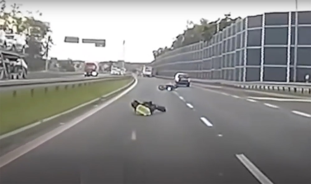 Videón, ahogy az aljas sofőr miatt bukik a motoros. Ezután centiken múlt, hogy elgázolja őt a kamerás autó
