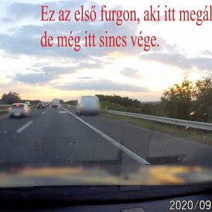 VIDEÓ: Ha már úgyis végig ott haladt, dobott egy sárgát az M3 leállósávban. Aztán folytatta útját…