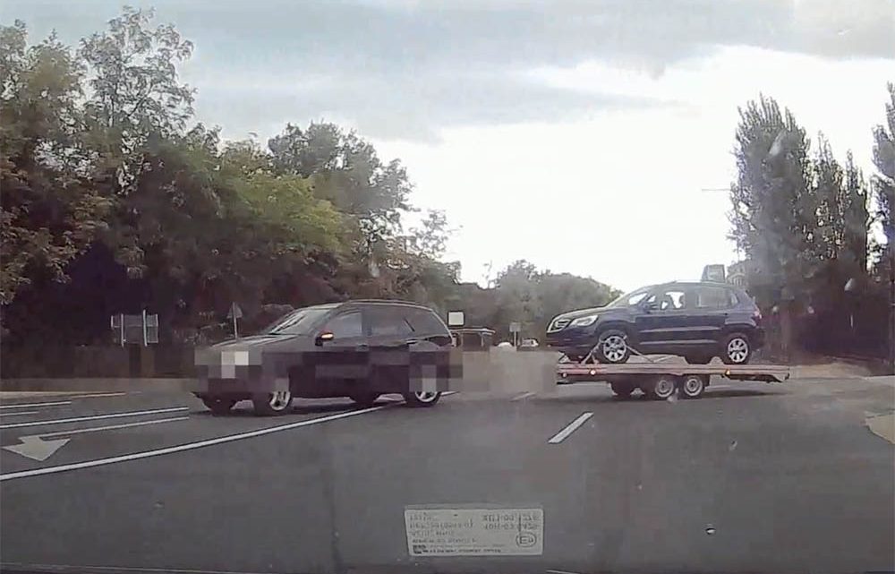 VIDEÓ: Összehangoltan, civil rendőrautókkal csaptak le a pofátlan közlekedőkre a rendőrök VIDEÓ: Összehangoltan, civil rendőrautókkal csaptak le a pofátlan közlekedőkre a rendőrök