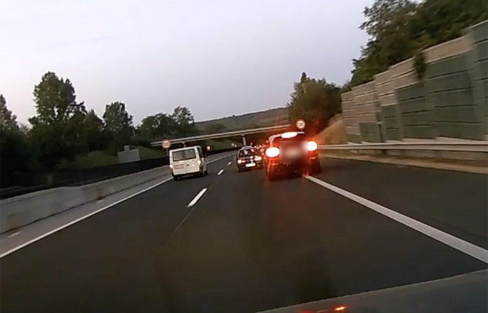VIDEÓ: Az ilyen derék Porschés gyerekek tanítják a leghangosabban, hogy miért fontos a jobbra tartás VIDEÓ: Az ilyen derék Porschés gyerekek tanítják a leghangosabban, hogy miért fontos a jobbra tartás