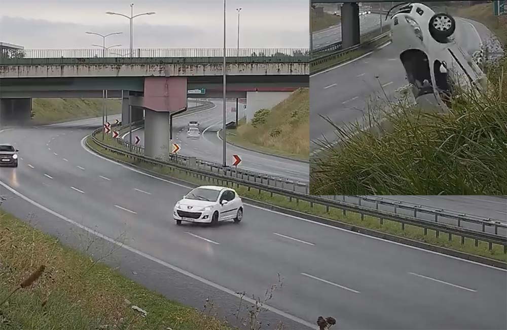 VIDEÓ: Hatalmasat repült az útról lesodródott Peugeot. Kemény pillanatokat élhetett át a sofőr