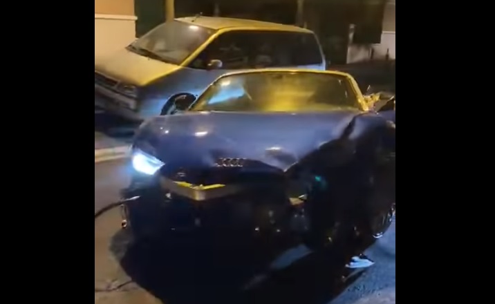 VIDEÓ: 13 parkoló autót törtek össze egy bérelt R8-cal, amit végül kettészakadva lángolva hagytak hátra