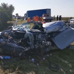 A fotók alapján gyakorlatilag átment a teherautó a felismerhetetlenségig roncsolódott autón