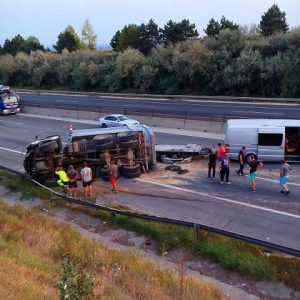 FOTÓK: Szalagkorlátot átszakítva ütközött kisbusszal egy teherautó tegnap az M0-ás autóúton