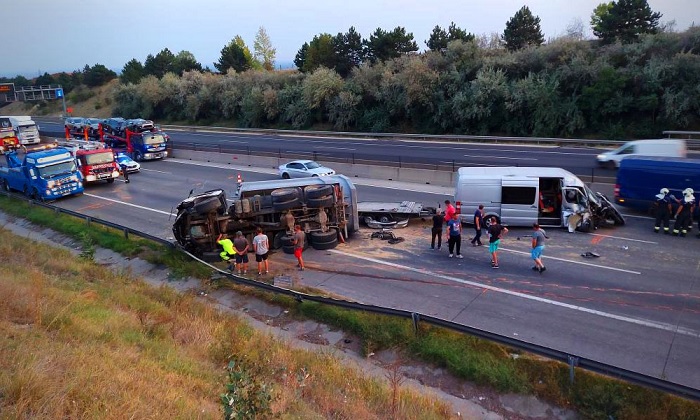 FOTÓK: Szalagkorlátot átszakítva ütközött kisbusszal egy teherautó tegnap az M0-ás autóúton